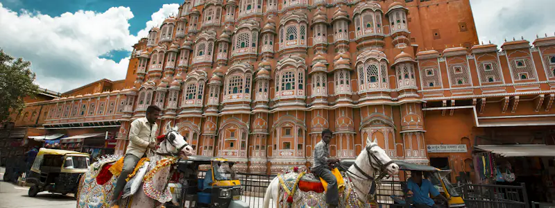 Hawa Mahal ke saamne Jaipur ka bazaar